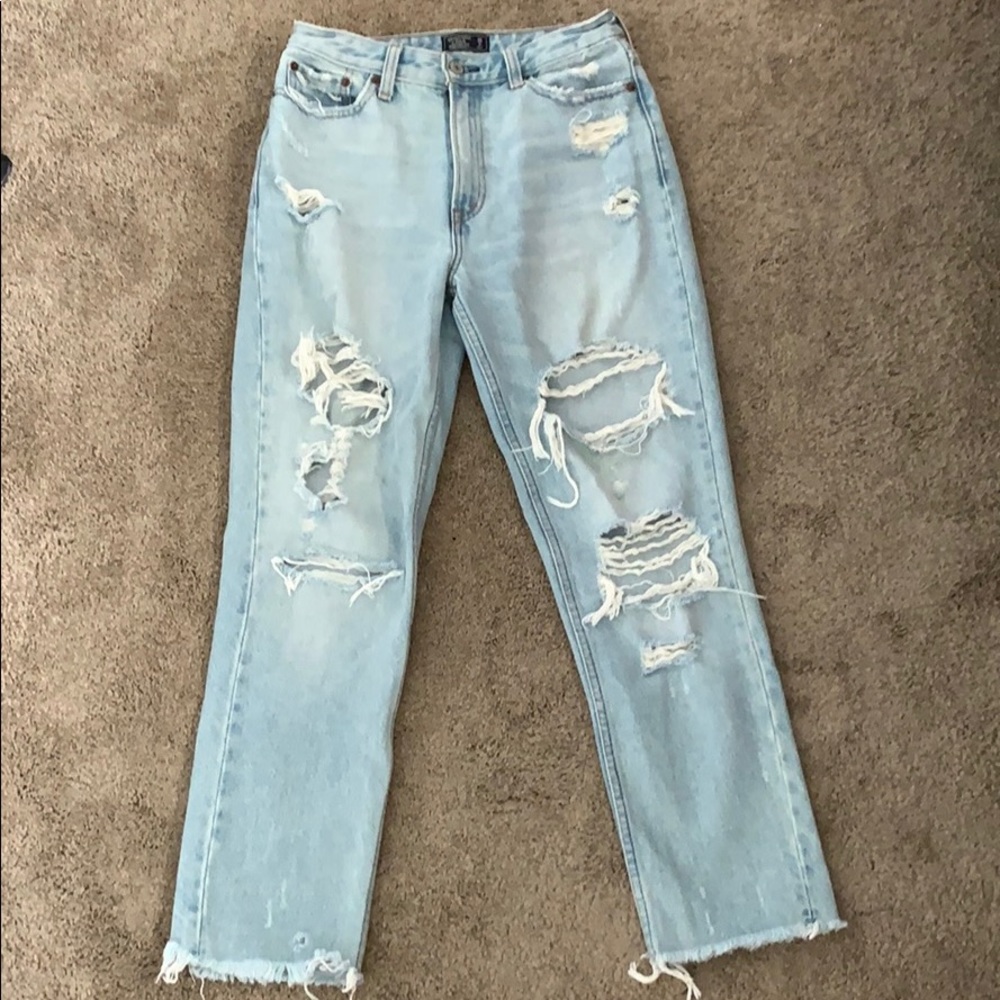 SUPER CUTE mom jeans.